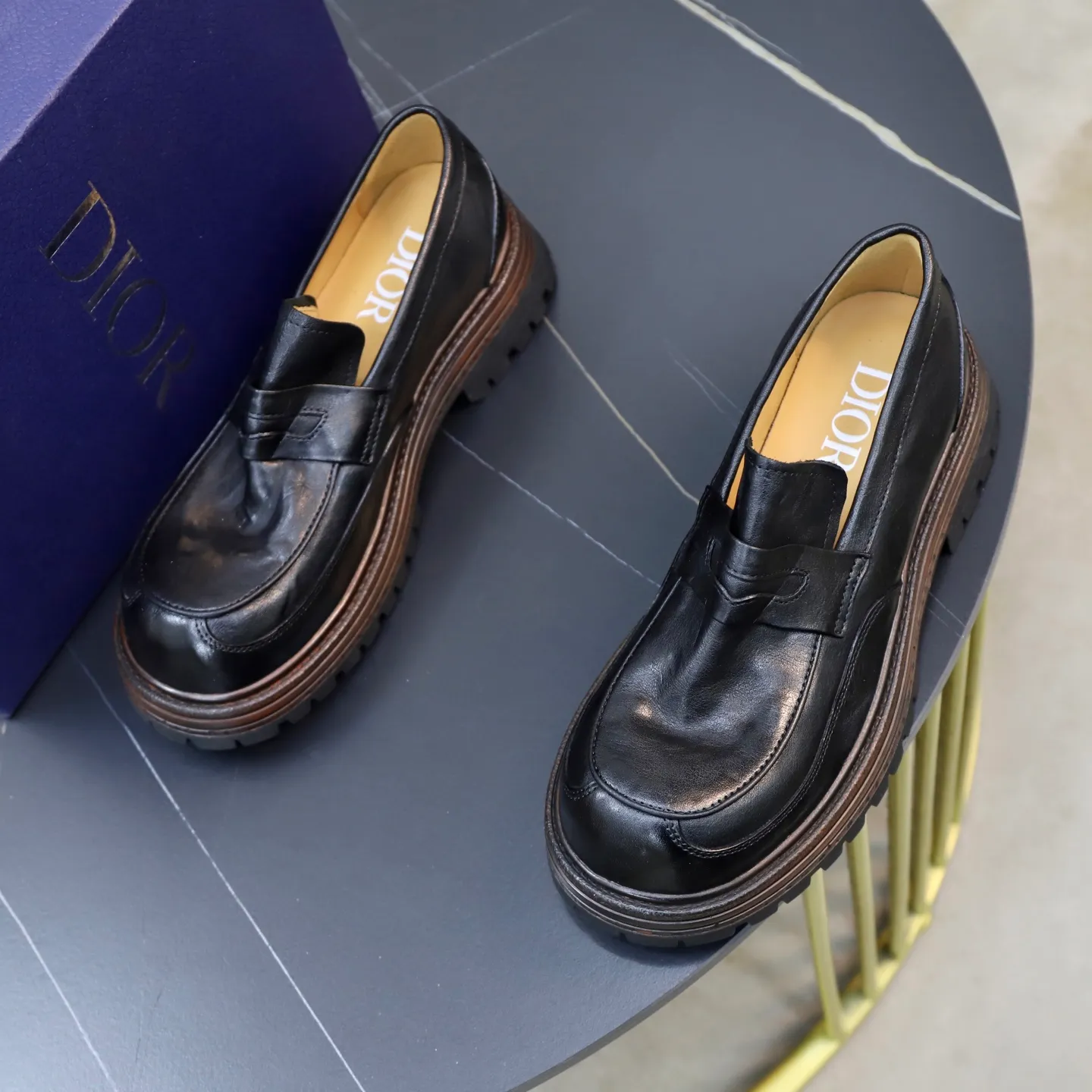 Ex-factory price: 520💰 [Dior] Dior's new casual men's shoes are launched in Hong Kong counters. Official website 1:1 production. Italian washed cowhide + water-dyed leather lining. Designed by European and American masters. Perfect shape to create counter quality, solid color rubber wear-resistant outsole and classic dazzling head! Super versatile and very comfortable. High-end without losing taste, fashionable and novel! ! Absolute focus! 3 colors available! Code number 38-45
